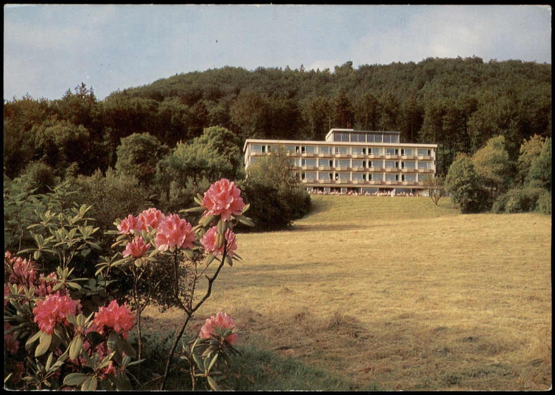zoom: Image side vintage Postcard from 1970: Bomberg-Hotel mit Parkanlage:: Bad Pyrmont
