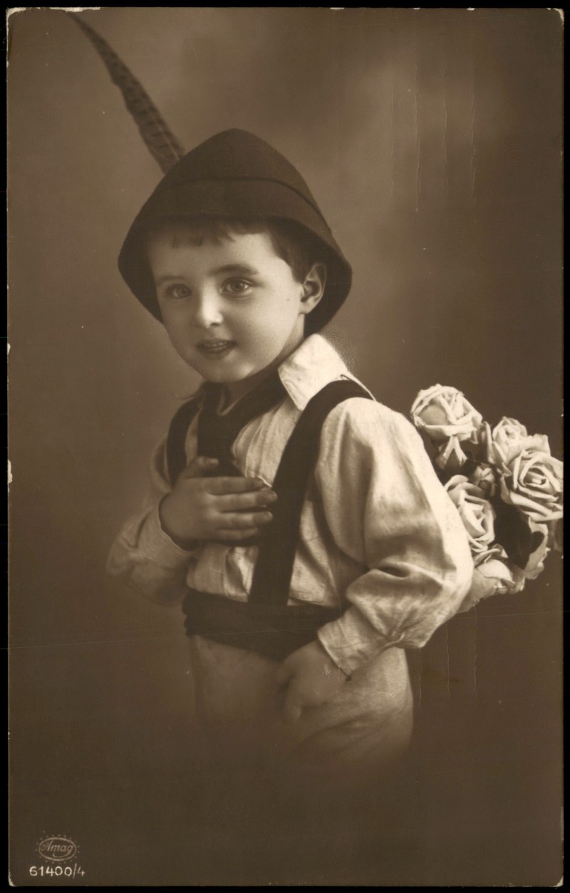 zoom: Image side vintage Postcard from 1915: Frühe Fotokunst mit Bub Junge trägt Feder-Mütze::