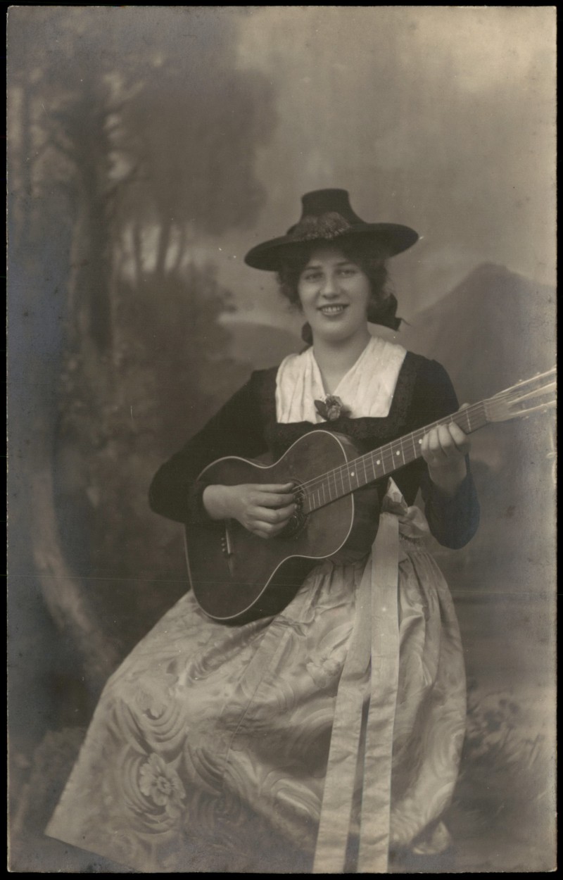 vergrößern: Bildseite historische Ansichtskarte von 1927: Musik Frau im Kleid mit Gitarre::