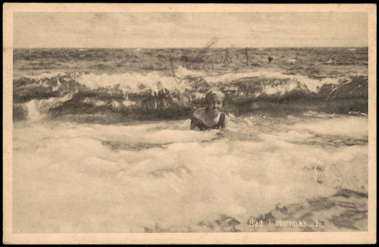vergrößern: Bildseite historische Ansichtskarte von 1910: Frau badet in Wellen, Bad in der See Hornbæk Dänemark:: Hornbæk