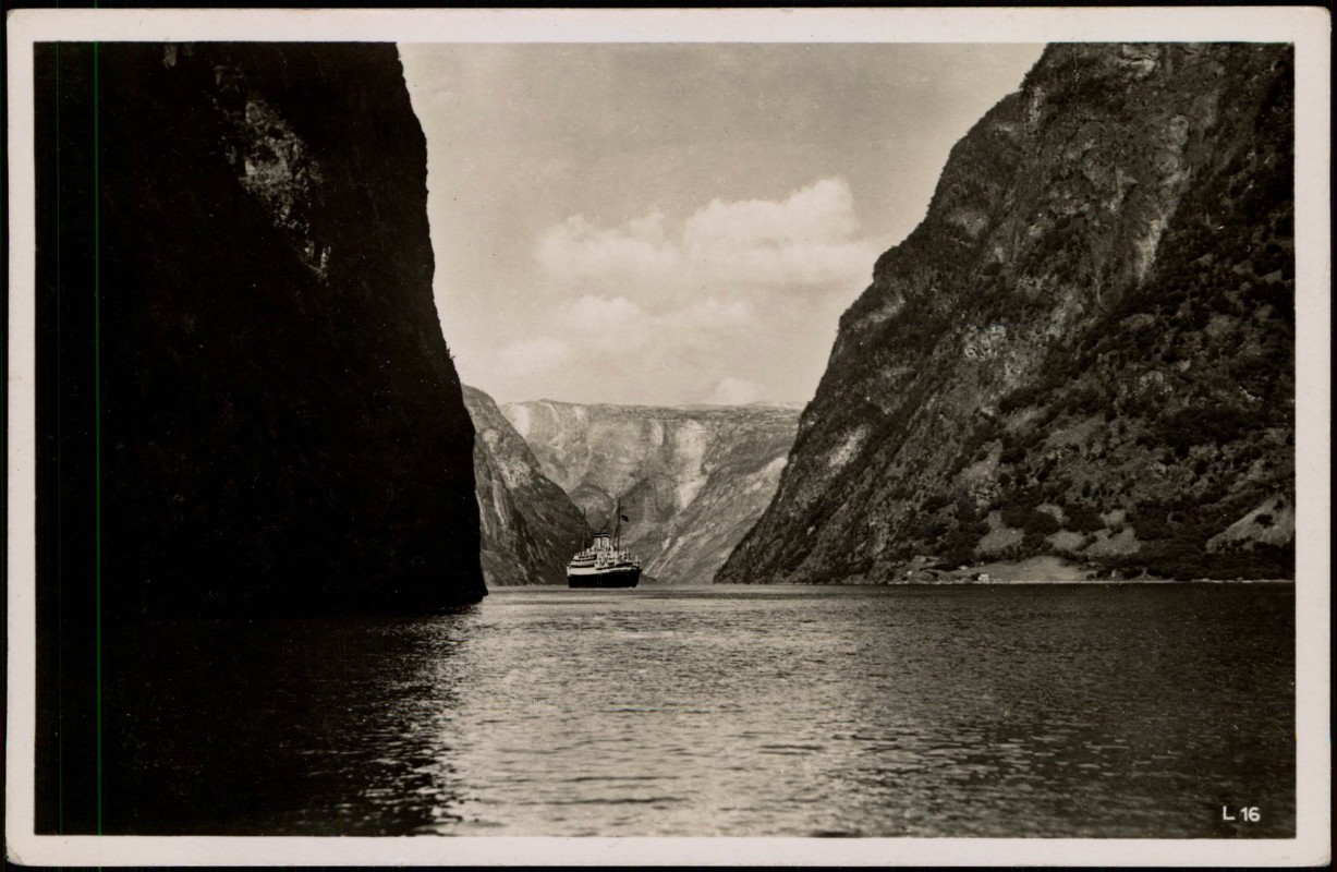 vergrößern: Bildseite historische Ansichtskarte von 1930: Norwegen Schiff Dampfer In der Nærobucht:: Norwegen