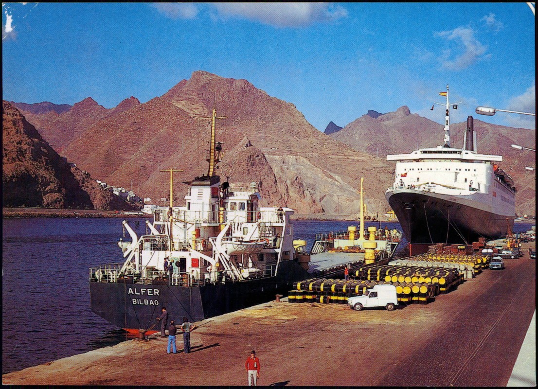 vergrößern: Bildseite historische Ansichtskarte von 1979: Die Queen Elizabeth 2 Dampfer:: Santa Cruz de Tenerife