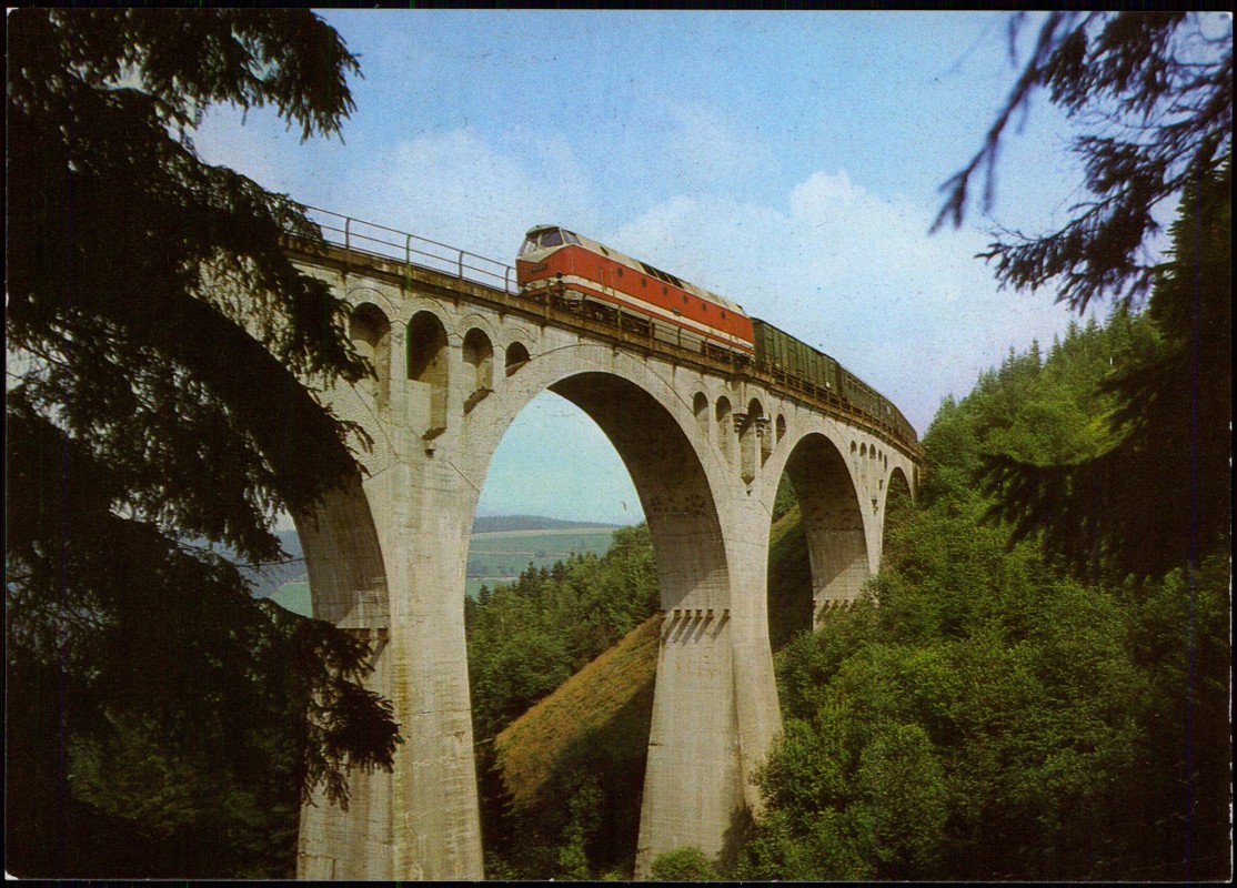 vergrößern: Bildseite historische Ansichtskarte von 1985: Eisenbahn Motiv-AK Güterzug passiert Brücke in Thüringen DDR AK::