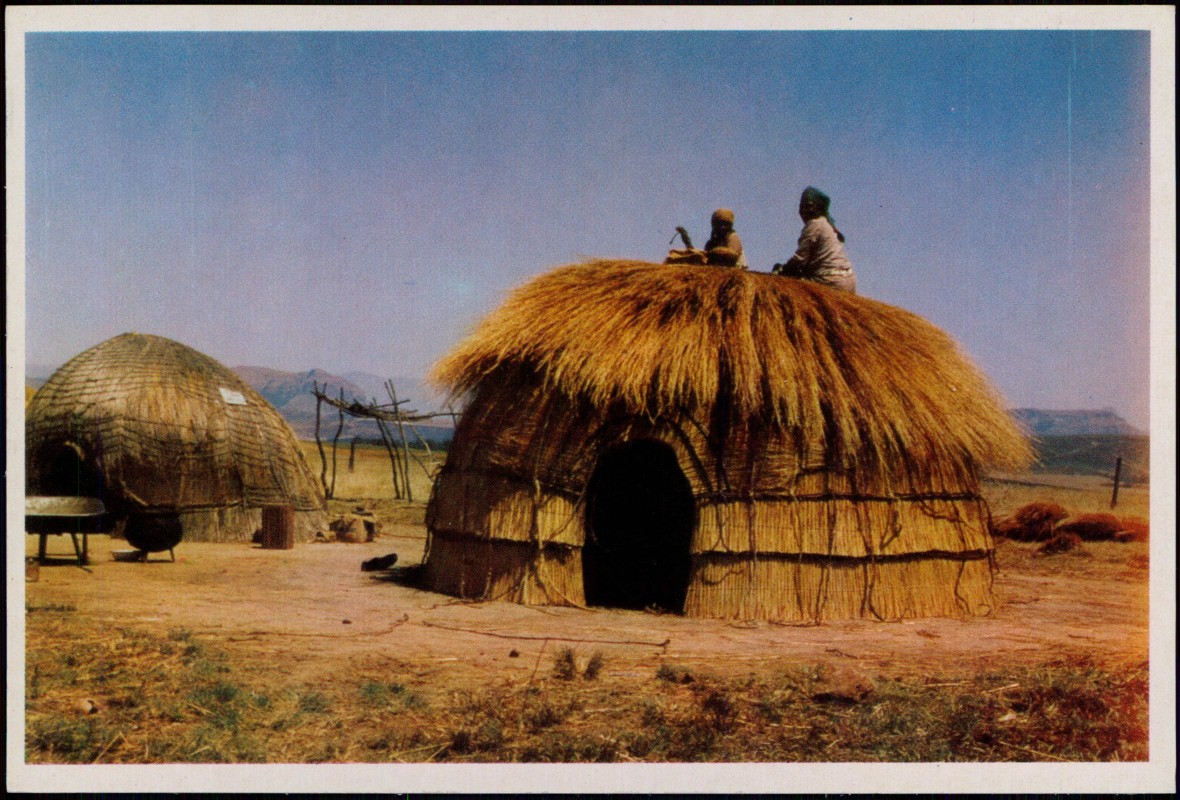 zoom: Image side vintage Postcard from 1975: BANTU LIFE ZULU HUT Women, Einheimische Native Scene:: Südafrika