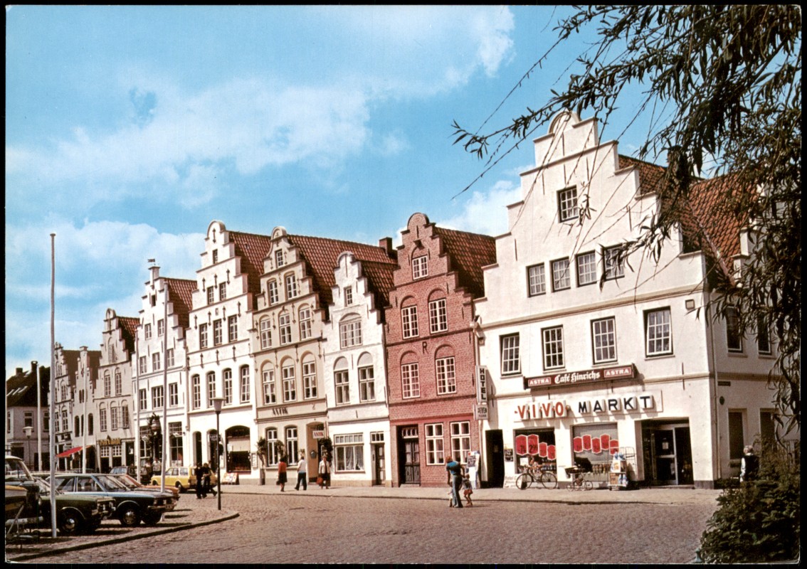 zoom: Image side vintage Postcard from 1975: Historische Giebelhäuser am Markt:: Friedrichstadt (Eider)