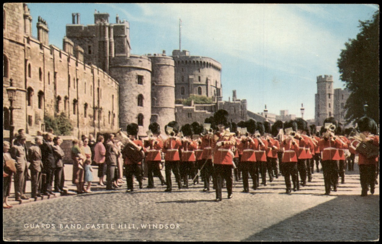 vergrößern: Bildseite historische Ansichtskarte von 1977: Guards Band auf dem Castle Hill, Windsor:: Windsor