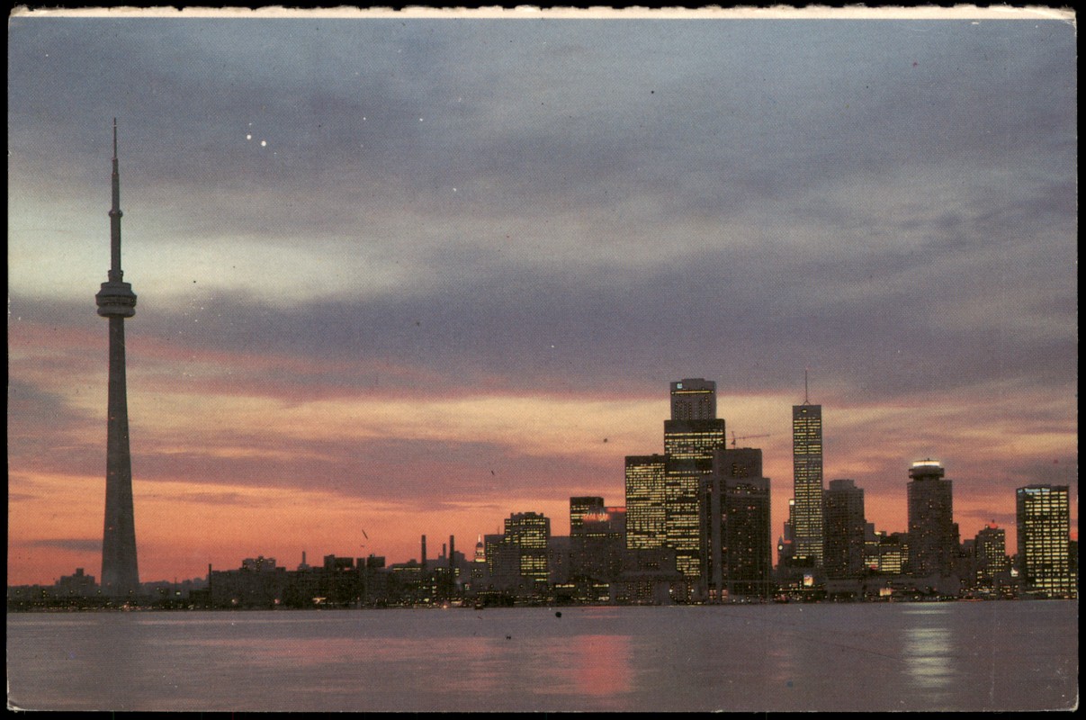 zoom: Image side vintage Postcard from 1982: Skyline mit CN Tower und Lake Ontario bei Dämmerung:: Toronto