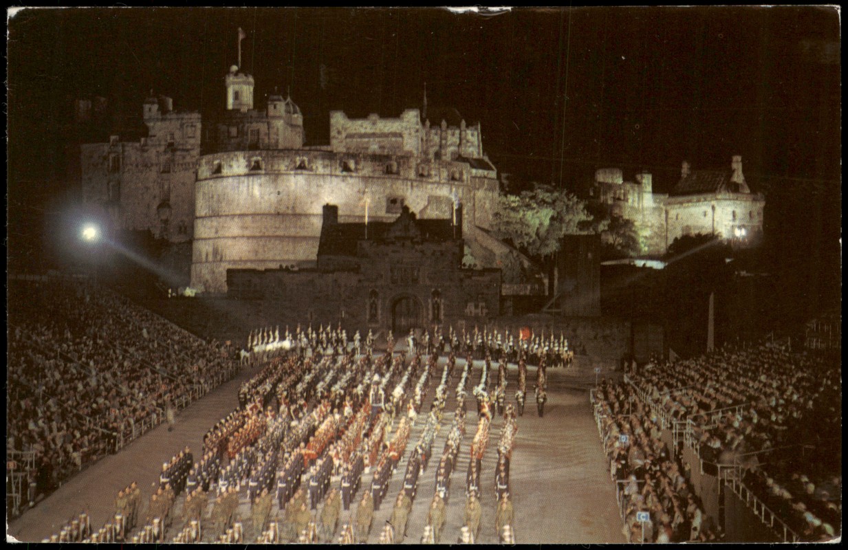 vergrößern: Bildseite historische Ansichtskarte von 1974: The Military Tattoo at Edinburgh Castle:: Edinburg