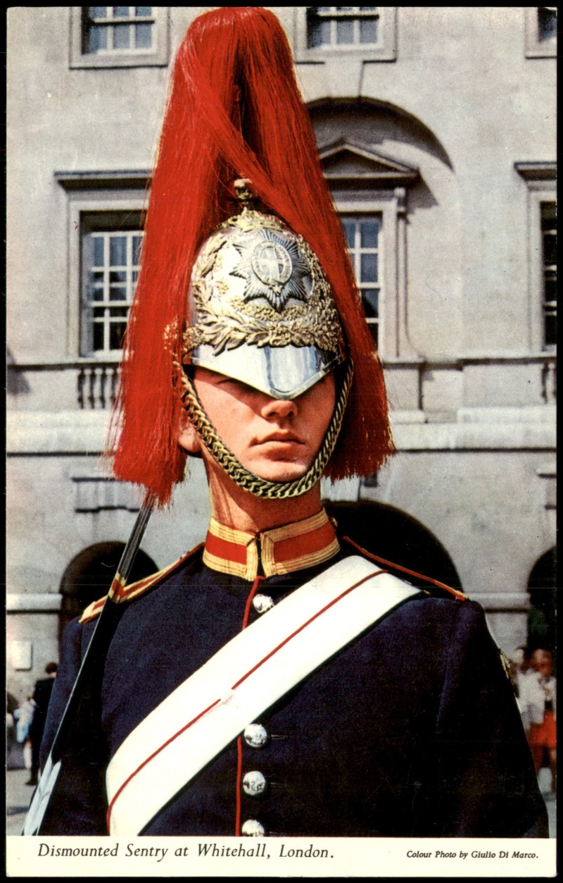zoom: Image side vintage Postcard from 1980: Dismounted Sentry of The Blues and Royals:: London
