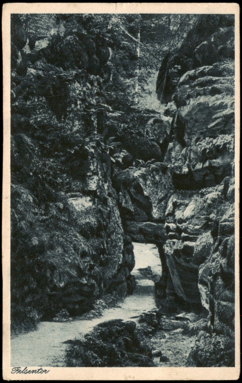 vergrößern: Bildseite historische Ansichtskarte von 1931: Uttewalder Felsentor:: Stadt Wehlen