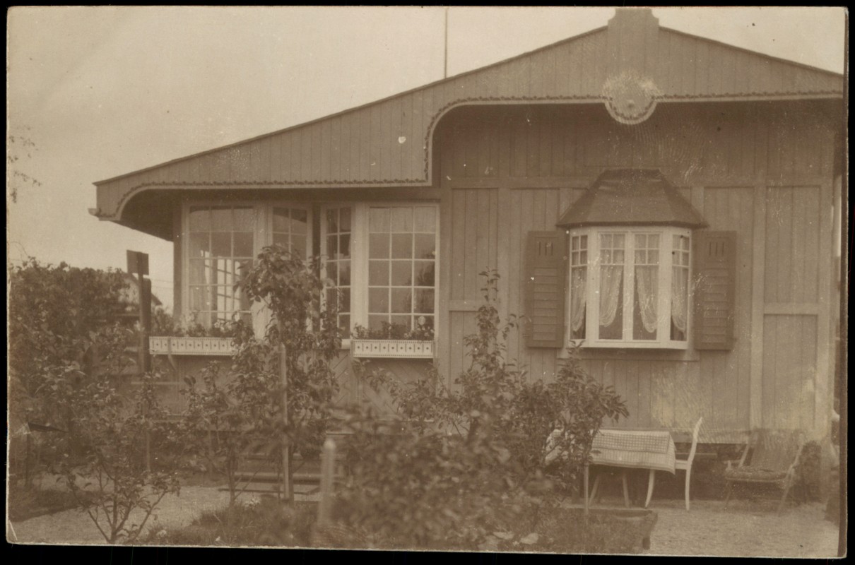 vergrößern: Bildseite historische Ansichtskarte von 1912: Gartenlaube schönes Gartenhaus Rosen - Fotokarte::