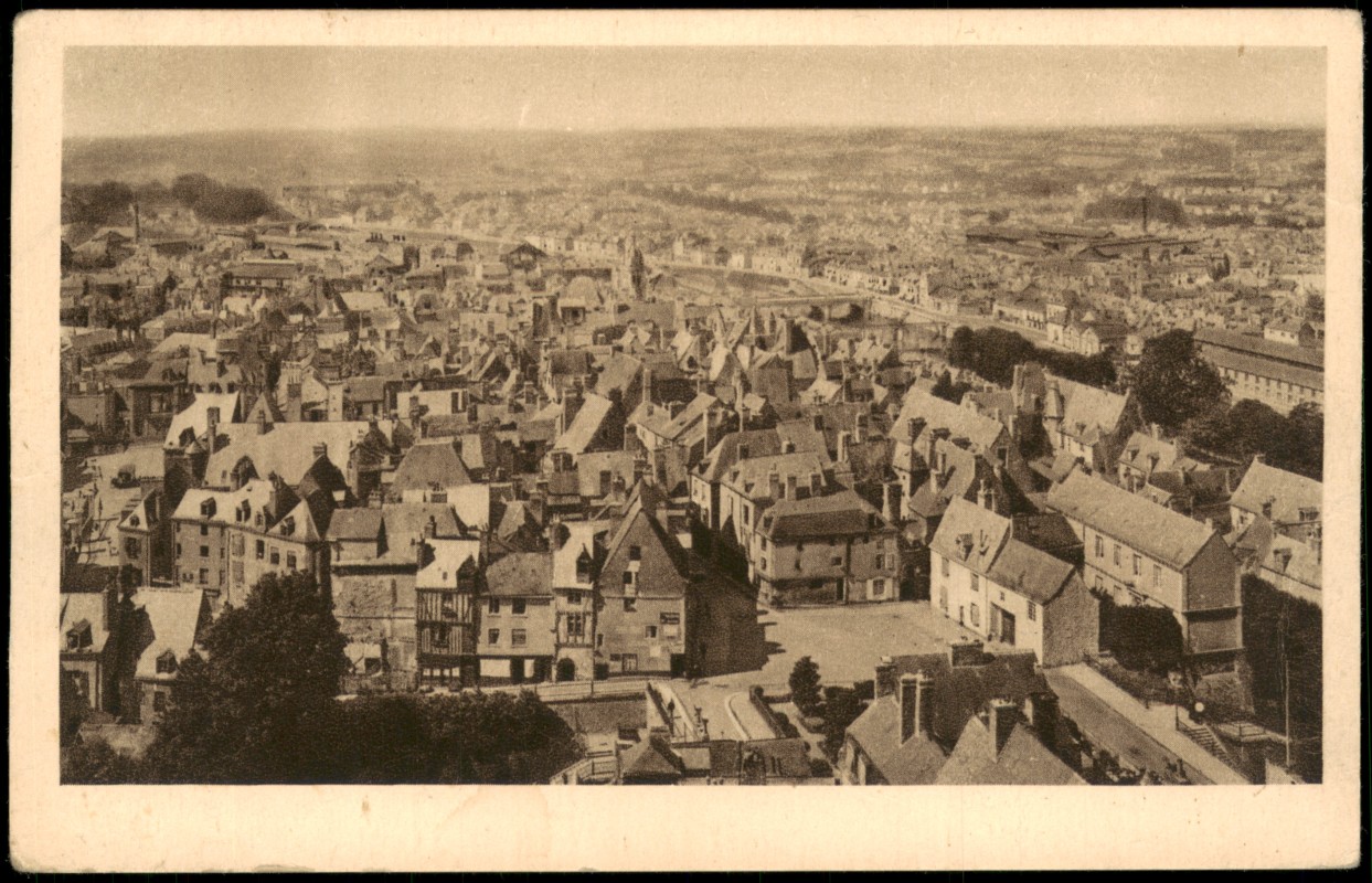 vergrößern: Bildseite historische Ansichtskarte von 1920: Panorama-Ansicht Vue générale prise du Tour de la Cathédrale:: Le Mans