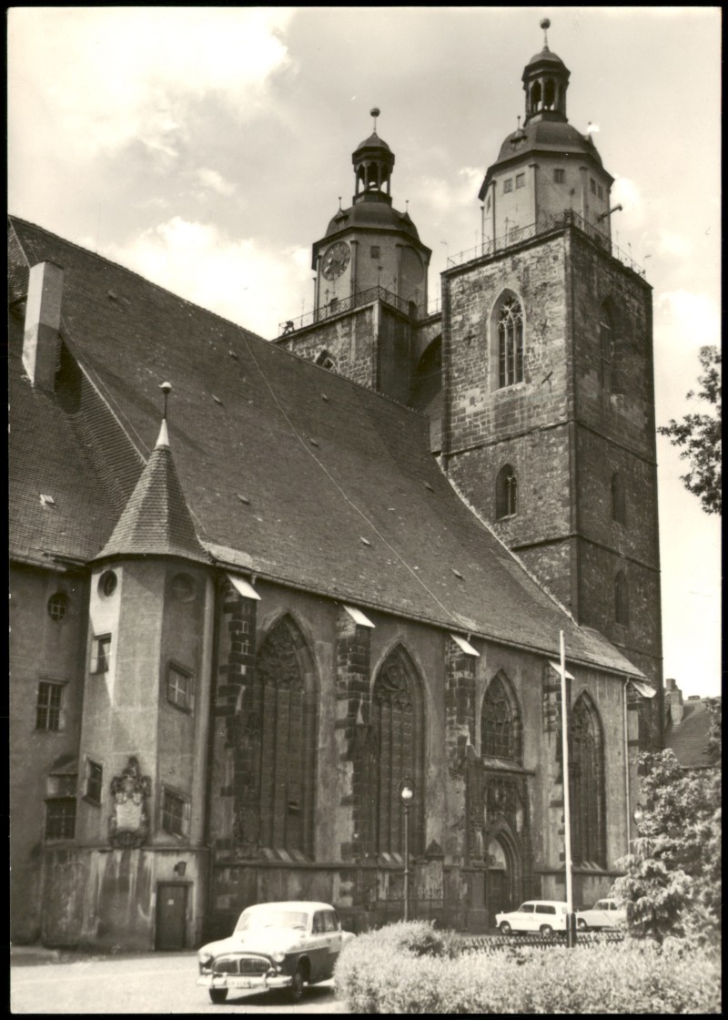 zoom: Image side vintage Postcard from 1975: Stadtkirche zur DDR-Zeit, Autos:: Lutherstadt Wittenberg
