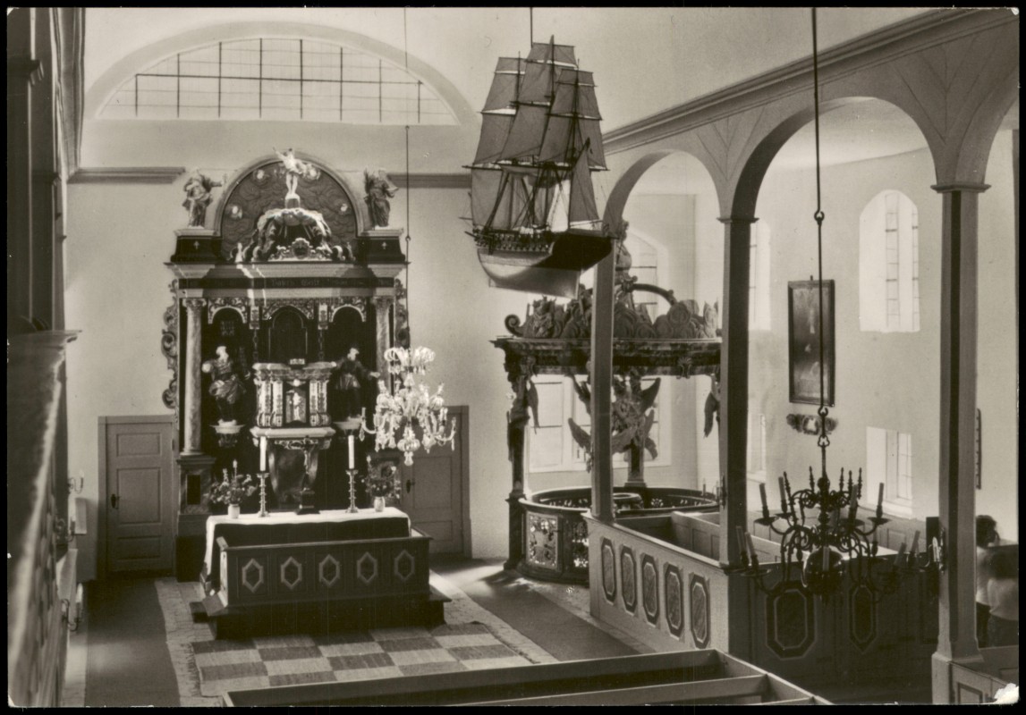 vergrößern: Bildseite historische Ansichtskarte von 1988: Seemannskirche Innenansicht zur DDR-Zeit:: Prerow