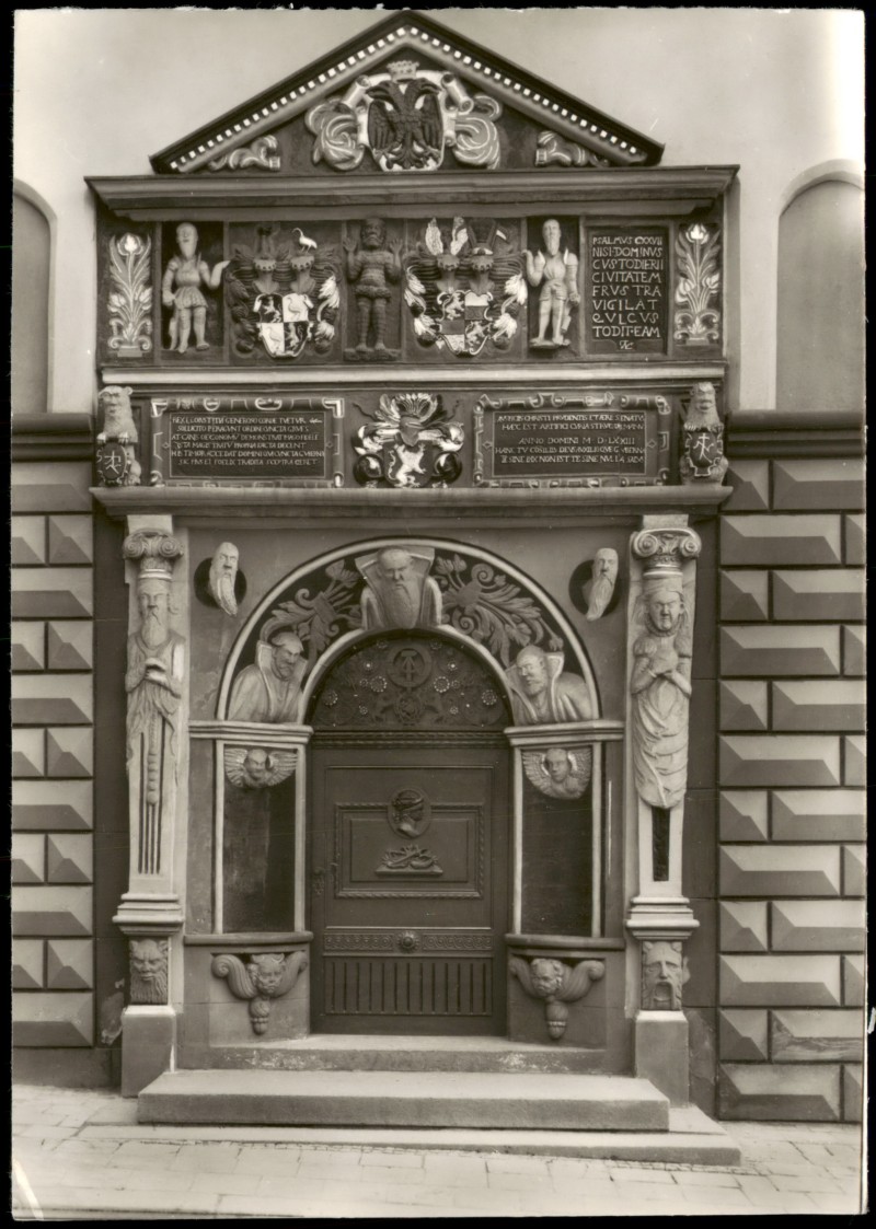 vergrößern: Bildseite historische Ansichtskarte von 1977: Rathaus Portal:: Gera