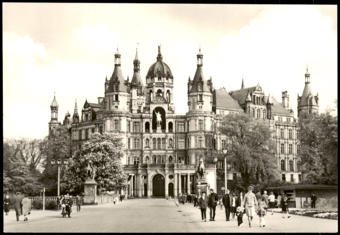 vergrößern: Bildseite historische Ansichtskarte von 1975: Schweriner Schloss zur DDR-Zeit:: Schwerin