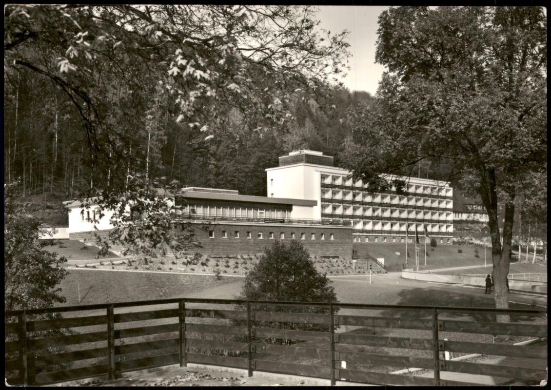 vergrößern: Bildseite historische Ansichtskarte von 1979: Gebirgssommerfrische Wintersport Ferienheim in der Landesgemeinde zur DDR-Zeit:: Erlbach (Vogtland)