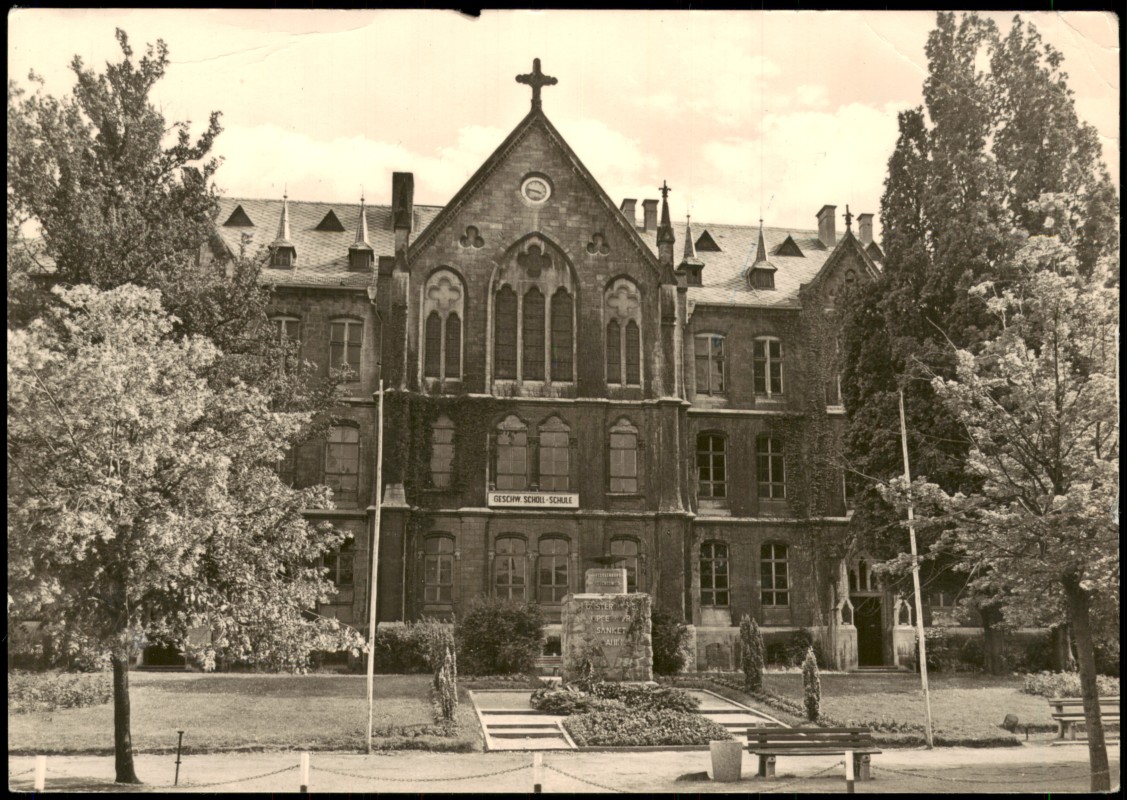 vergrößern: Bildseite historische Ansichtskarte von 1968: Geschwister-Scholl-Schule und VdN Ehrenmal zur DDR-Zeit:: Sondershausen