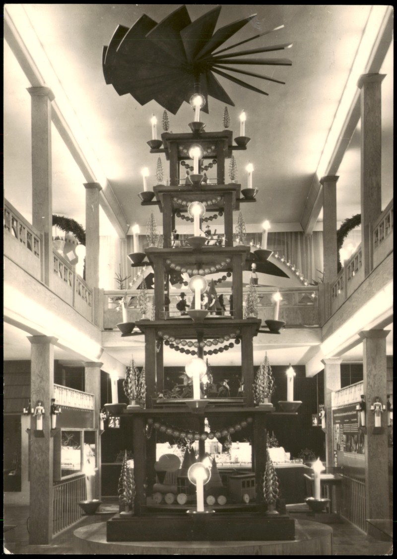 vergrößern: Bildseite historische Ansichtskarte von 1967: Große Pyramide im Erzgeb. Spielzeugmuseum:: Seiffen (Erzgebirge)