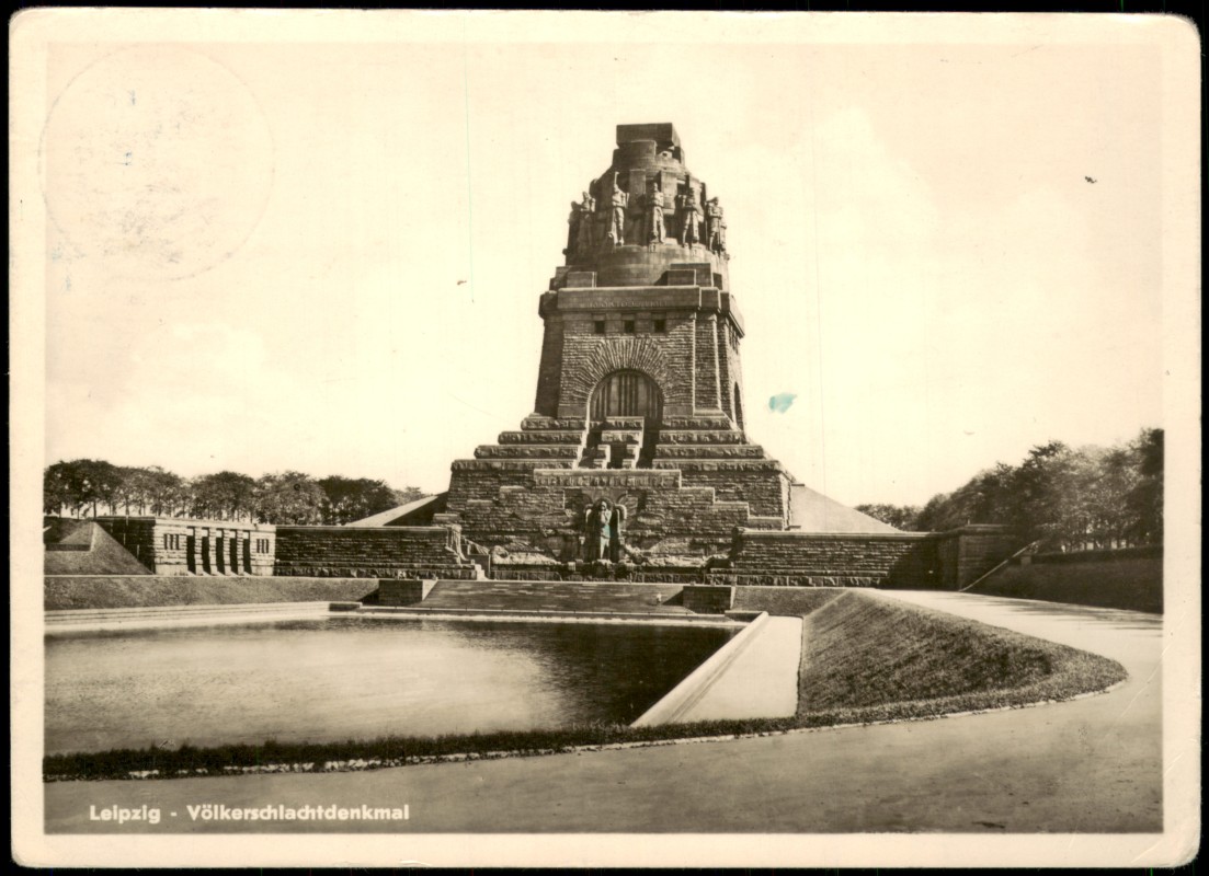 vergrößern: Bildseite historische Ansichtskarte von 1957: Völkerschlachtdenkmal zur DDR-Zeit:: Leipzig