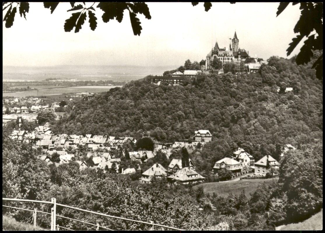 vergrößern: Bildseite historische Ansichtskarte von 1982: Schloss Feudalmuseum Fernansicht zur DDR-Zeit:: Wernigerode