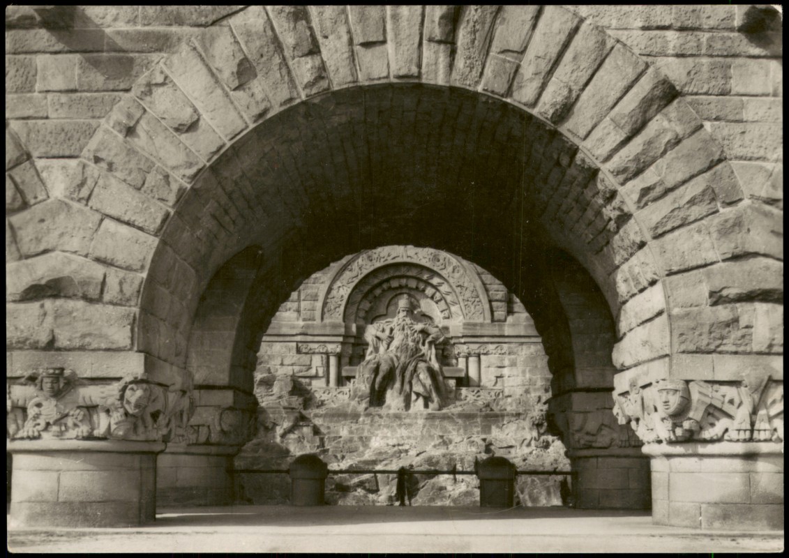 vergrößern: Bildseite historische Ansichtskarte von 1974: Barbarossa-Denkmal - Druchblick:: Kelbra (Kyffhäuser)