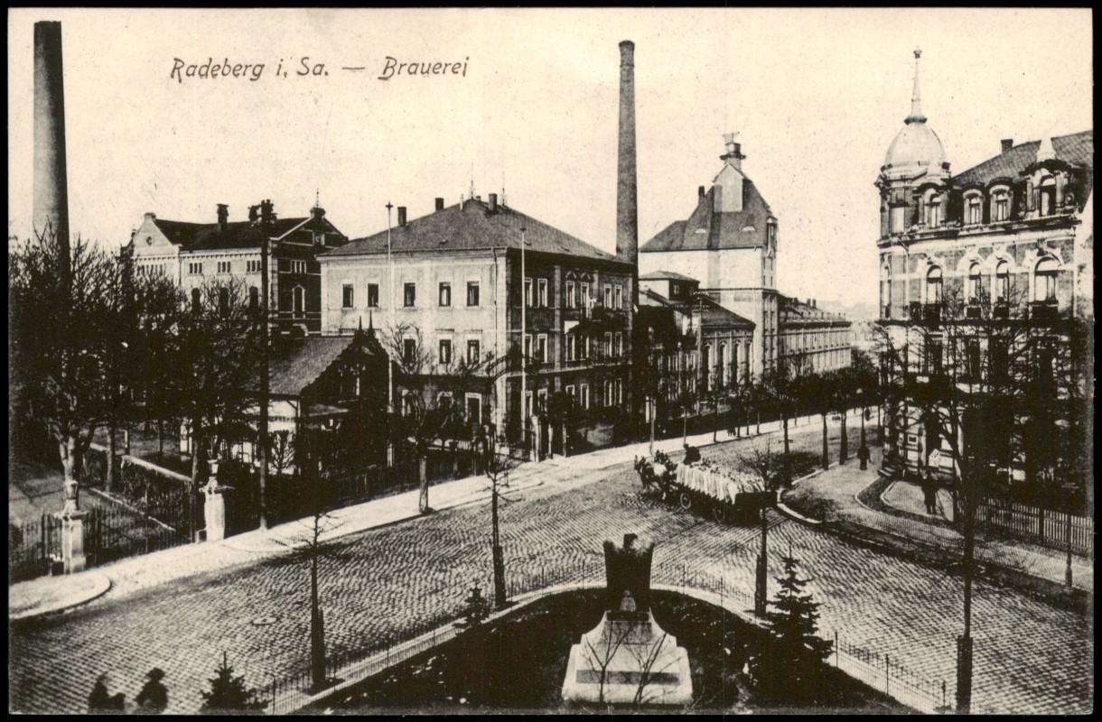 vergrößern: Bildseite historische Ansichtskarte von 1915: Brauerei Straße Fuhrwerk:: Radeberg