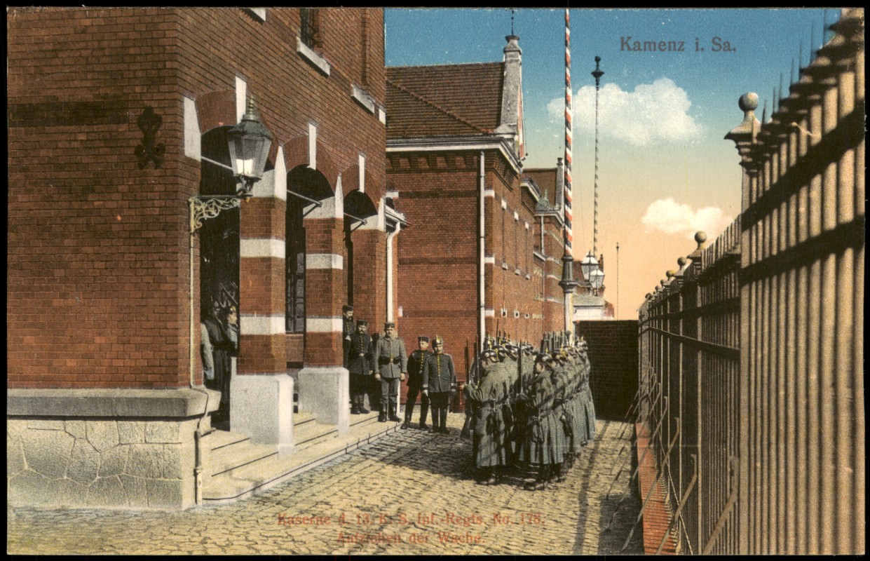 zoom: Image side vintage Postcard from 1915: Kaserne - Aufziehen der Wache:: Kamenz