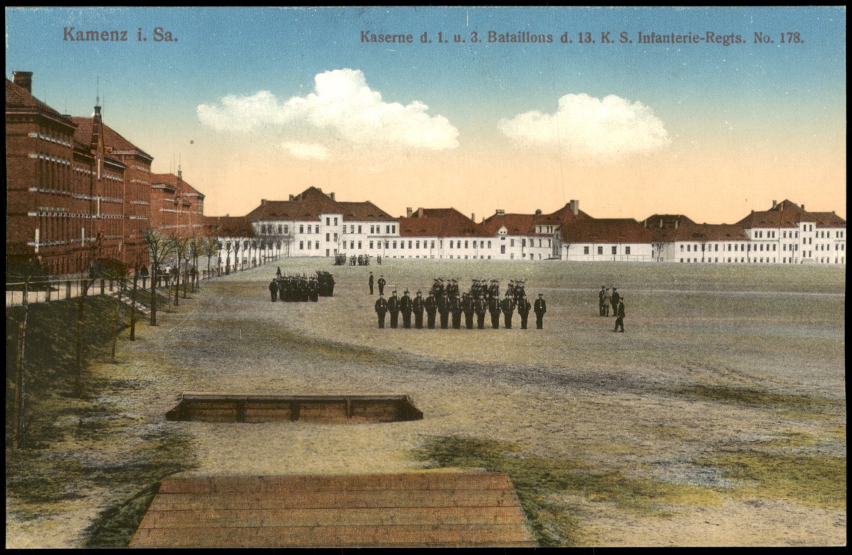zoom: Image side vintage Postcard from 1915: Hof Kaserne d. 1. u. 3. Bataillons d. 13. K. S. Infanterie-Regts. No. 178.:: Kamenz