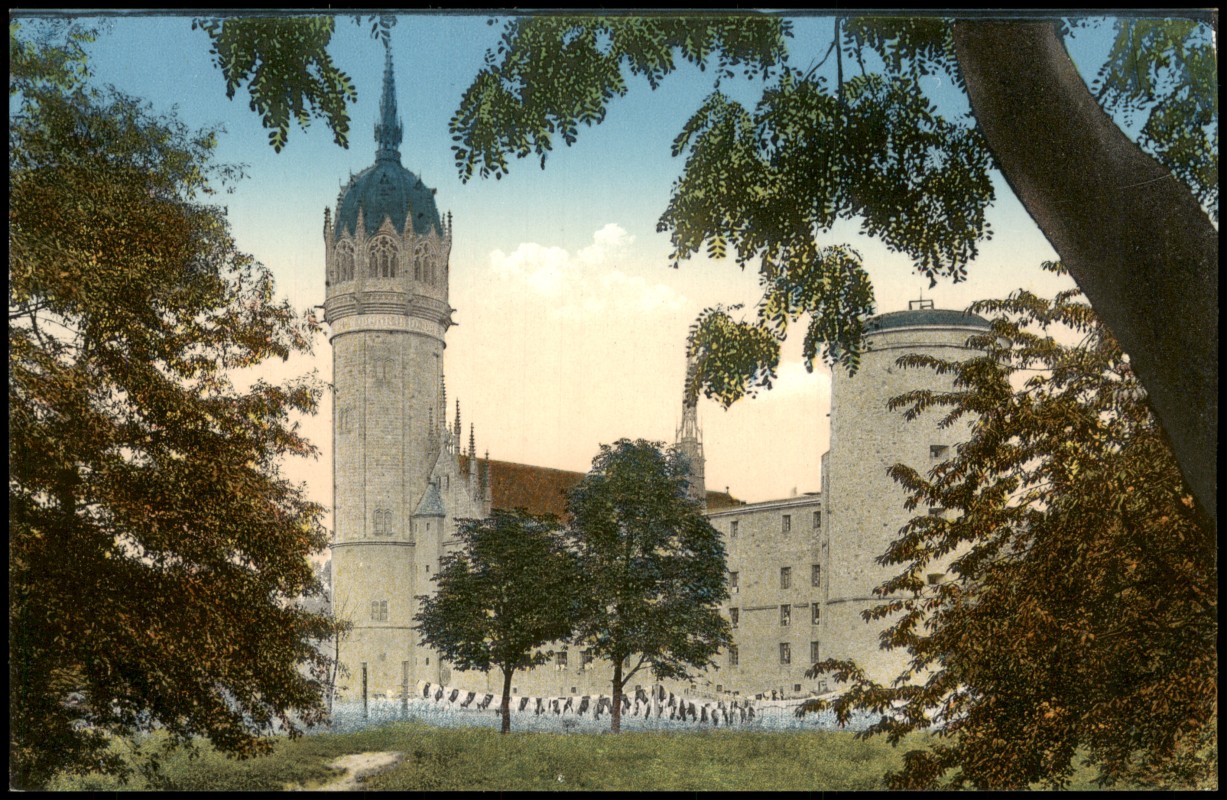 vergrößern: Bildseite historische Ansichtskarte von 1915: Schloßkirche durch Bäume gesehen:: Lutherstadt Wittenberg
