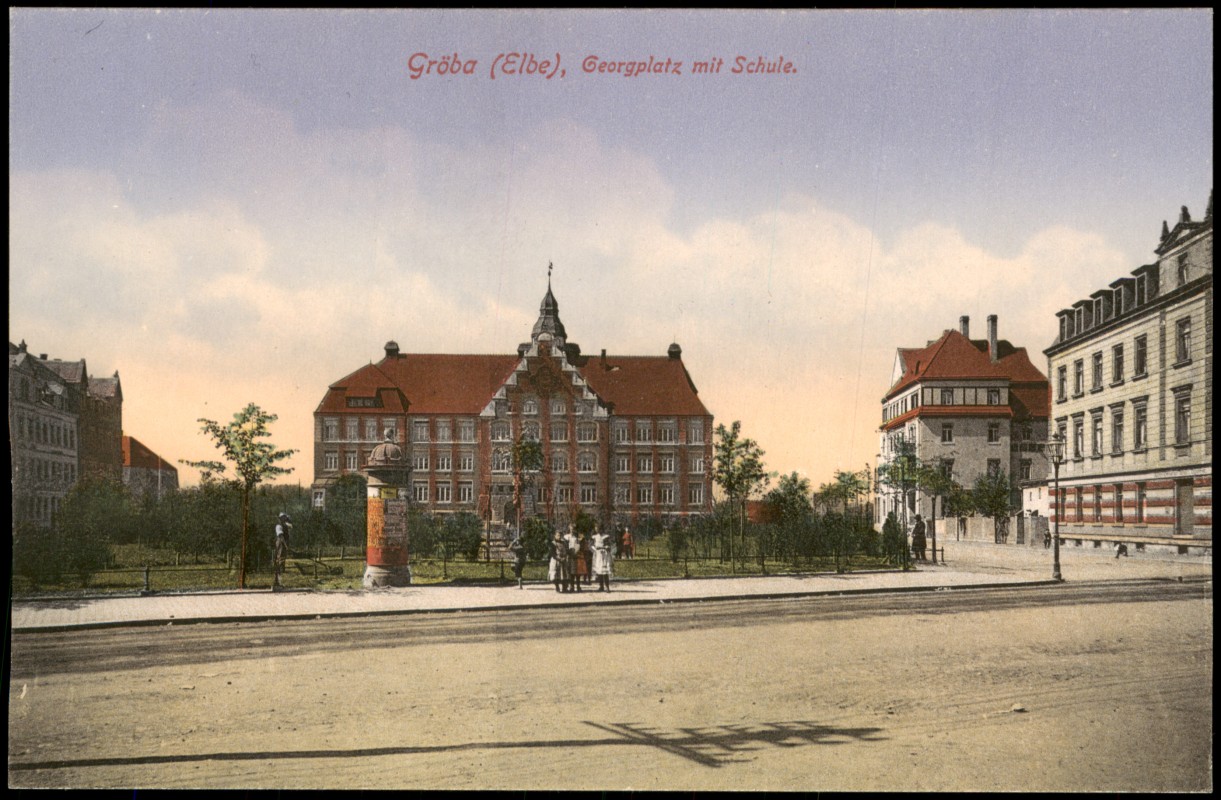 vergrößern: Bildseite historische Ansichtskarte von 1913: Georgplatz mit Schule. Litfasssäule:: Gröba-Riesa