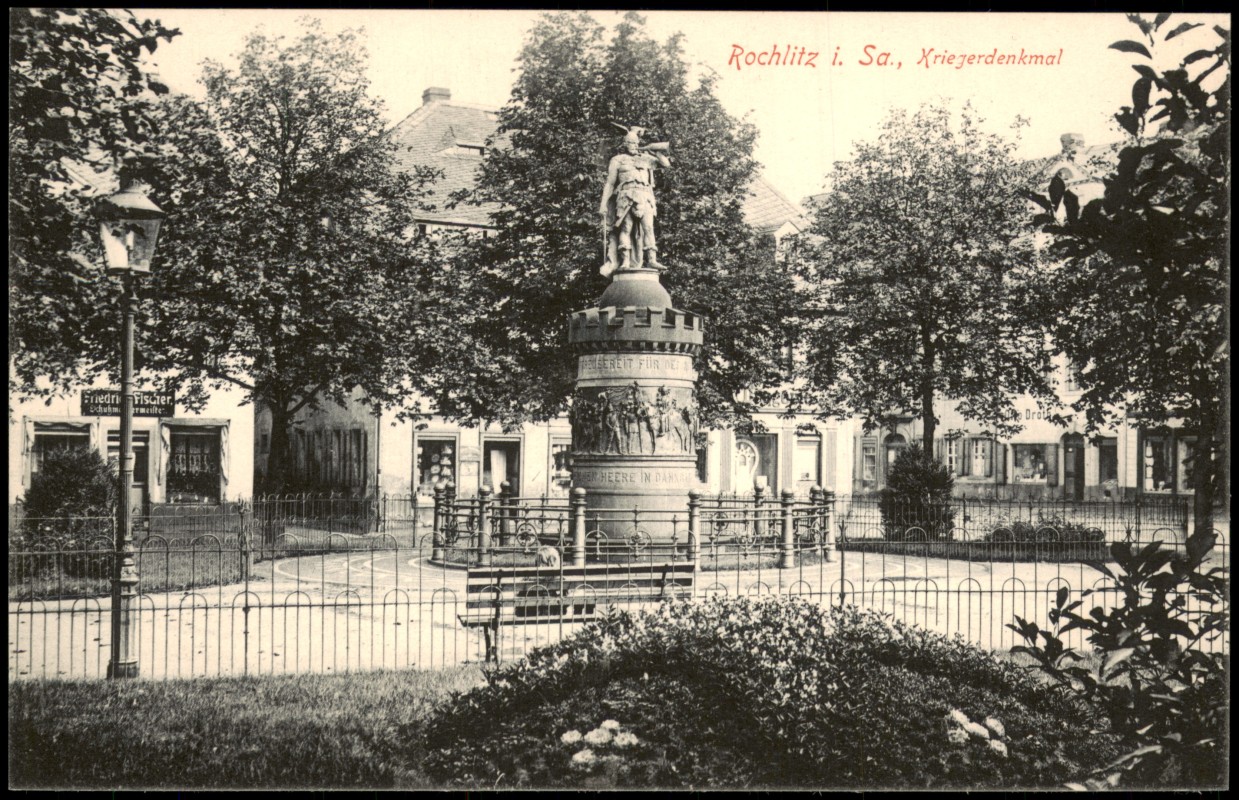 vergrößern: Bildseite historische Ansichtskarte von 1913: Kriegerdenkmal, Geschäfte:: Rochlitz