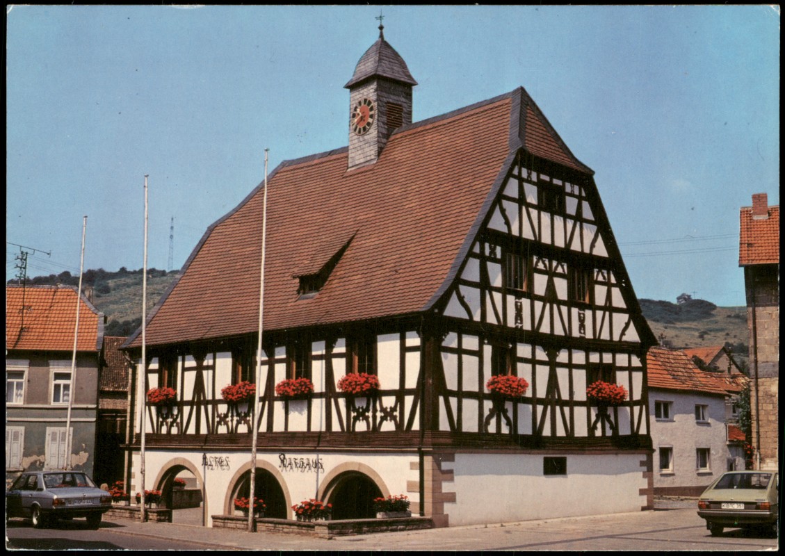 zoom: Image side vintage Postcard from 1985: Ortsansicht mit Rathaus u. Autos:: Alsenz
