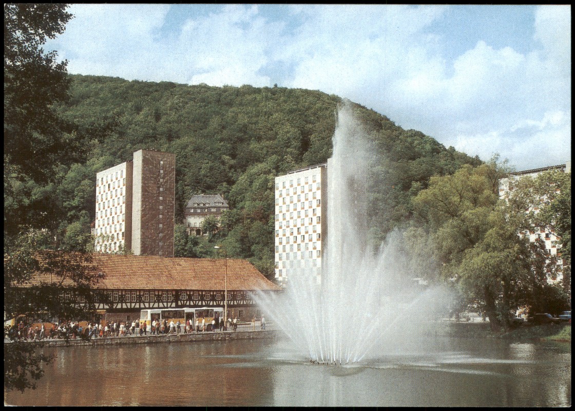 vergrößern: Bildseite historische Ansichtskarte von 1986: Stadtzentrum mit Waffenmuseum zur DDR-Zeit:: Suhl