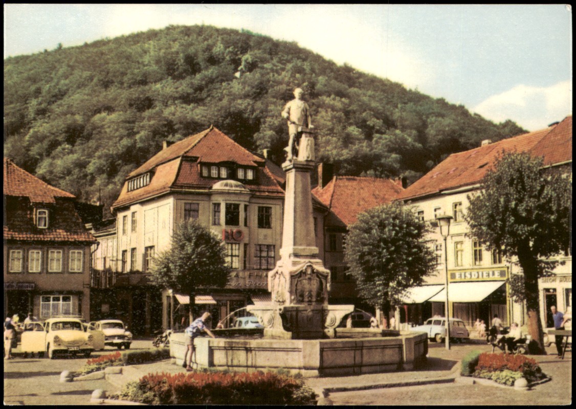 zoom: Image side vintage Postcard from 1967: DDR AK Waffenschmied Wahrzeichen der Bezirksstadt und Blick zum Domberg:: Suhl