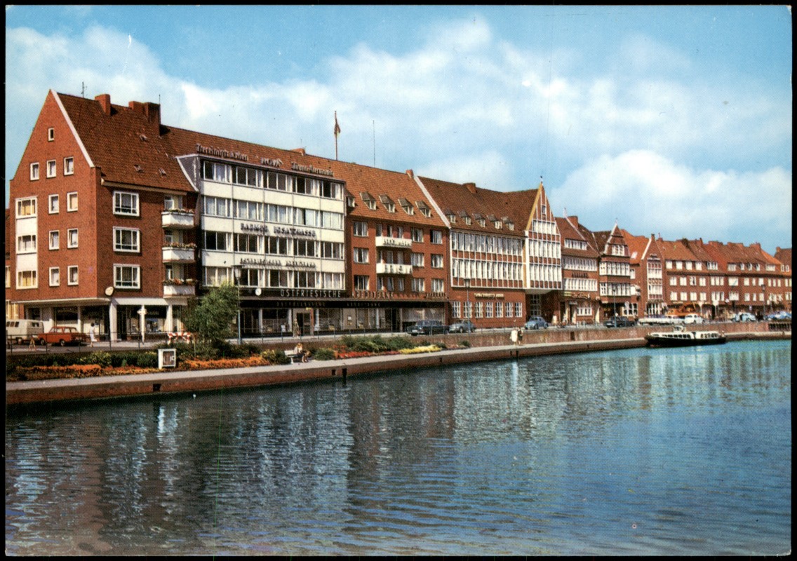 vergrößern: Bildseite historische Ansichtskarte von 1975: Wohn- und Geschäftshaus Emden Am Delft:: Emden