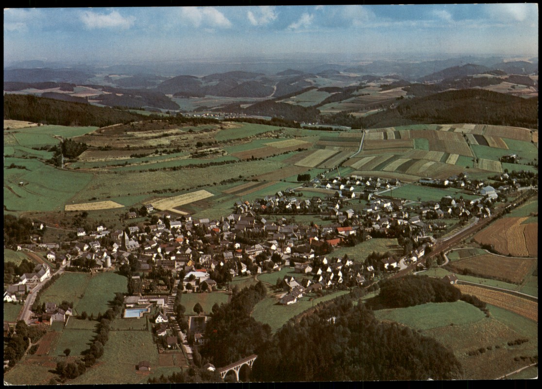 zoom: Image side vintage Postcard from 1980: Luftbild Gesamtansicht v. Flugzeug aus:: Usseln-Willingen (Upland)