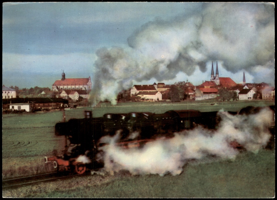 zoom: Image side vintage Postcard from 1960: Qaulmende Dampflokomotive passiert den Ort:: Altötting