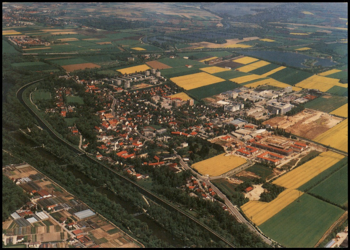 zoom: Image side vintage Postcard from 1990: Luftbild Luftaufnahme Ortsansicht vom Flugzeug aus:: Unterföhring