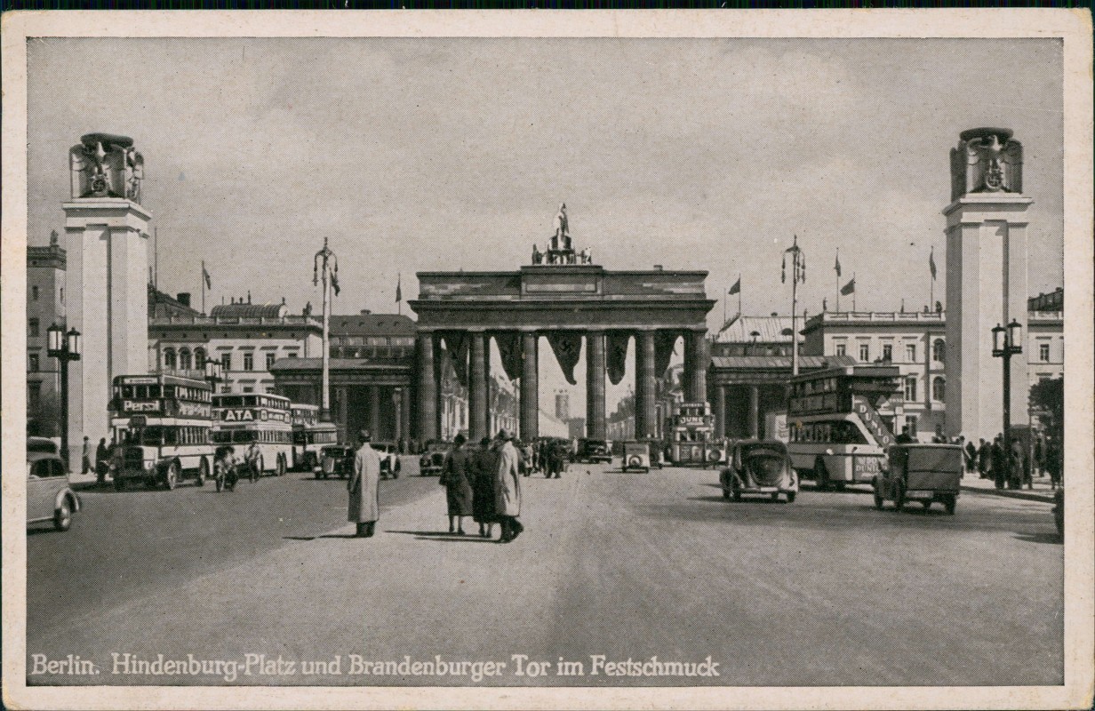 vergrößern: Bildseite historische Ansichtskarte von 1940: Hindenburg-Platz und Brandenburger Tor im Festschmuck Propaganda:: Mitte-Berlin