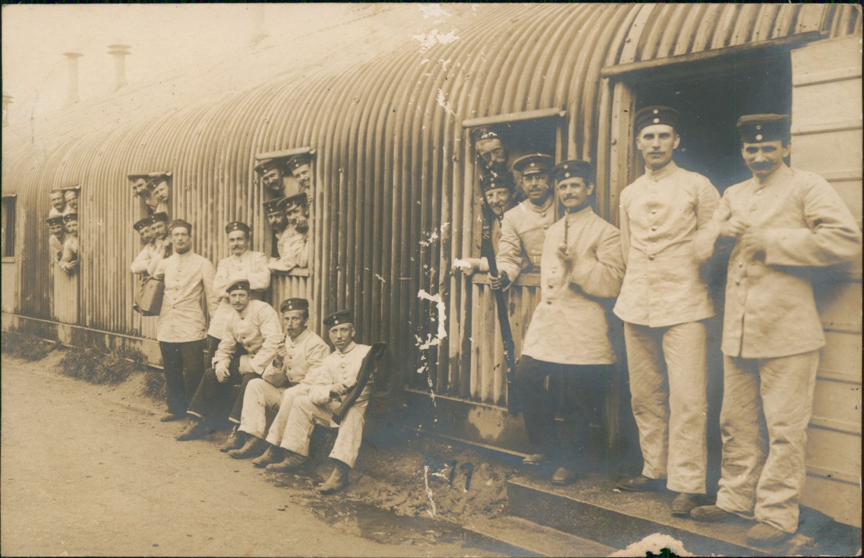 vergrößern: Bildseite historische Ansichtskarte von 1910: Truppenübungsplatz Baracke Soldaten:: Königsbrück