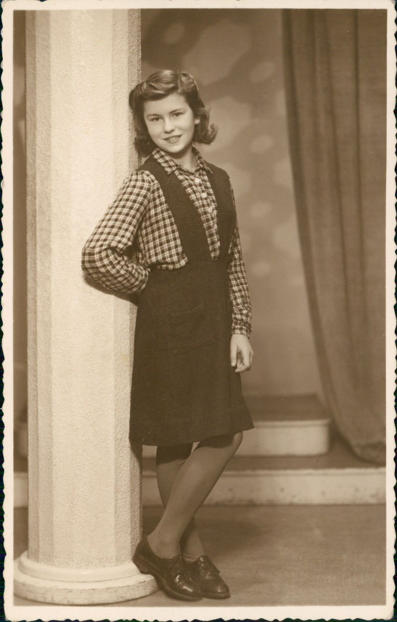 zoom: Image side vintage Postcard from 1932: Menschen Soziales Leben Kinder Mädchen Mode Kleidung Atelierfoto Tschechien::