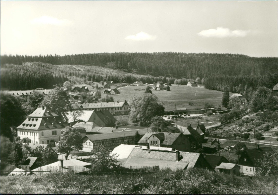 zoom: Image side vintage Postcard from 1976: Panorama-Ansicht des Ortsteils mit Waldlandschaft:: Tannenbergsthal (Vogtland)-Muldenhammer