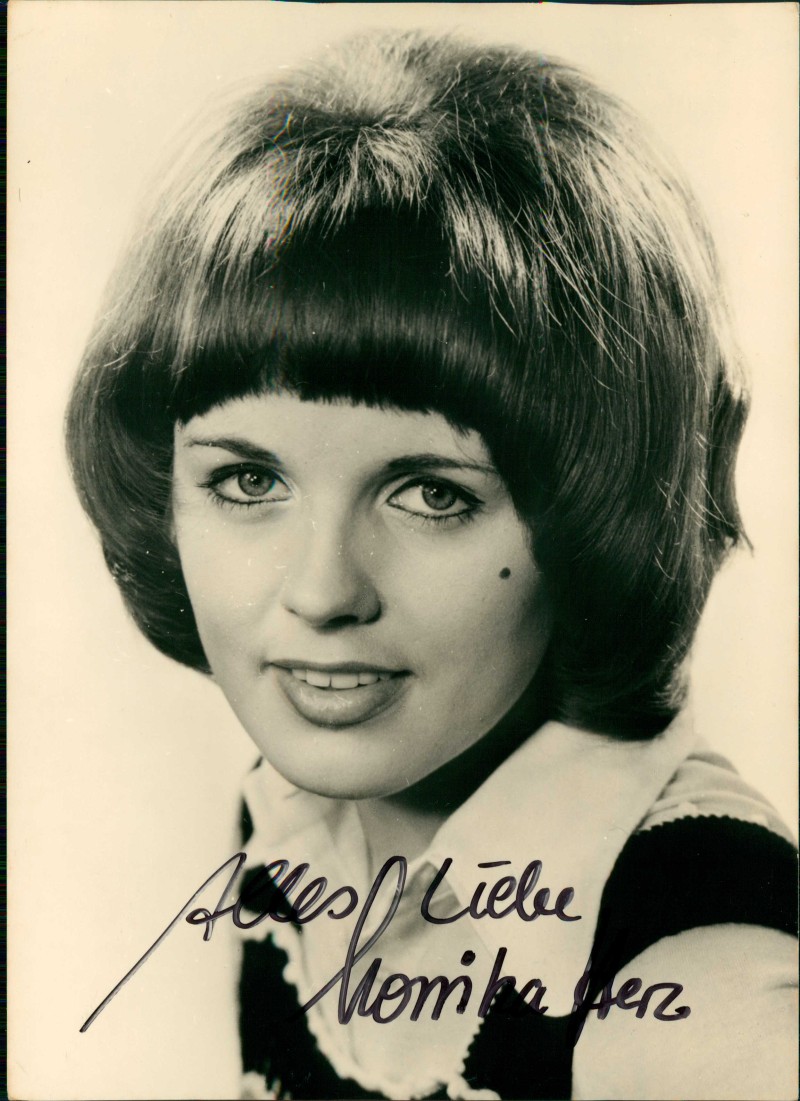 zoom: Image side vintage Postcard from 1976: Monika Herz DDR Fotokarte Autogramm signierte Autogrammkarte::