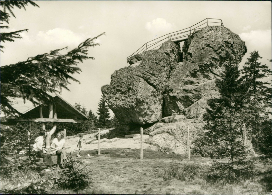 zoom: Image side vintage Postcard from 1957: Der Schneckenstein (Topasfelsen) bei Tannenbergsthal:: Tannenbergsthal (Vogtland)-Muldenhammer