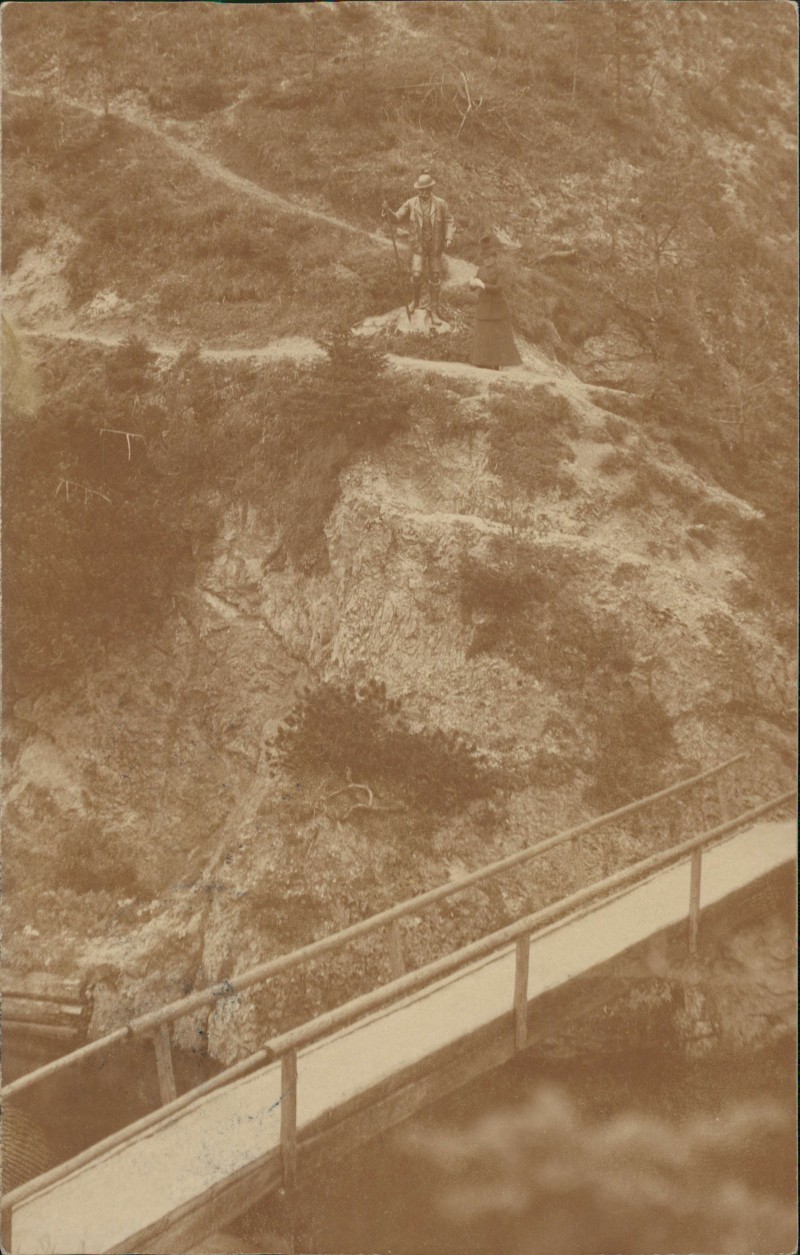 zoom: Image side vintage Postcard from 1910: Holzbrücke über eine Schlucht mit Wanderer:: Berndorf (NÖ)