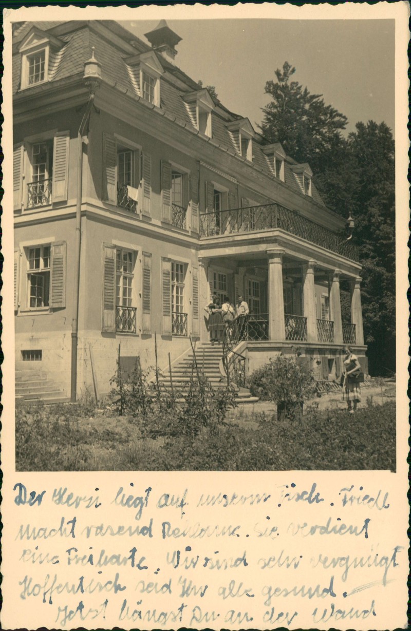 zoom: Image side vintage Postcard from 1949: Hausfassaden Privataufnahme, Villa mit Personen (Ort unbekannt)::