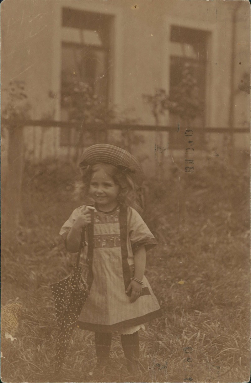zoom: Image side vintage Postcard from 1910: Mädchen mit Hut und Regenschirm im Garten::
