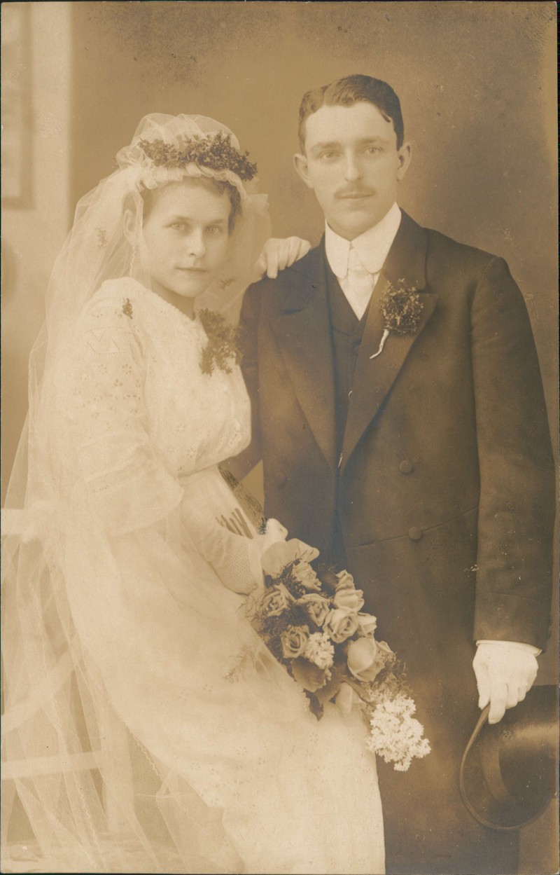 zoom: Image side vintage Postcard from 1915: Hochzeitsfoto eines Brautpaares::