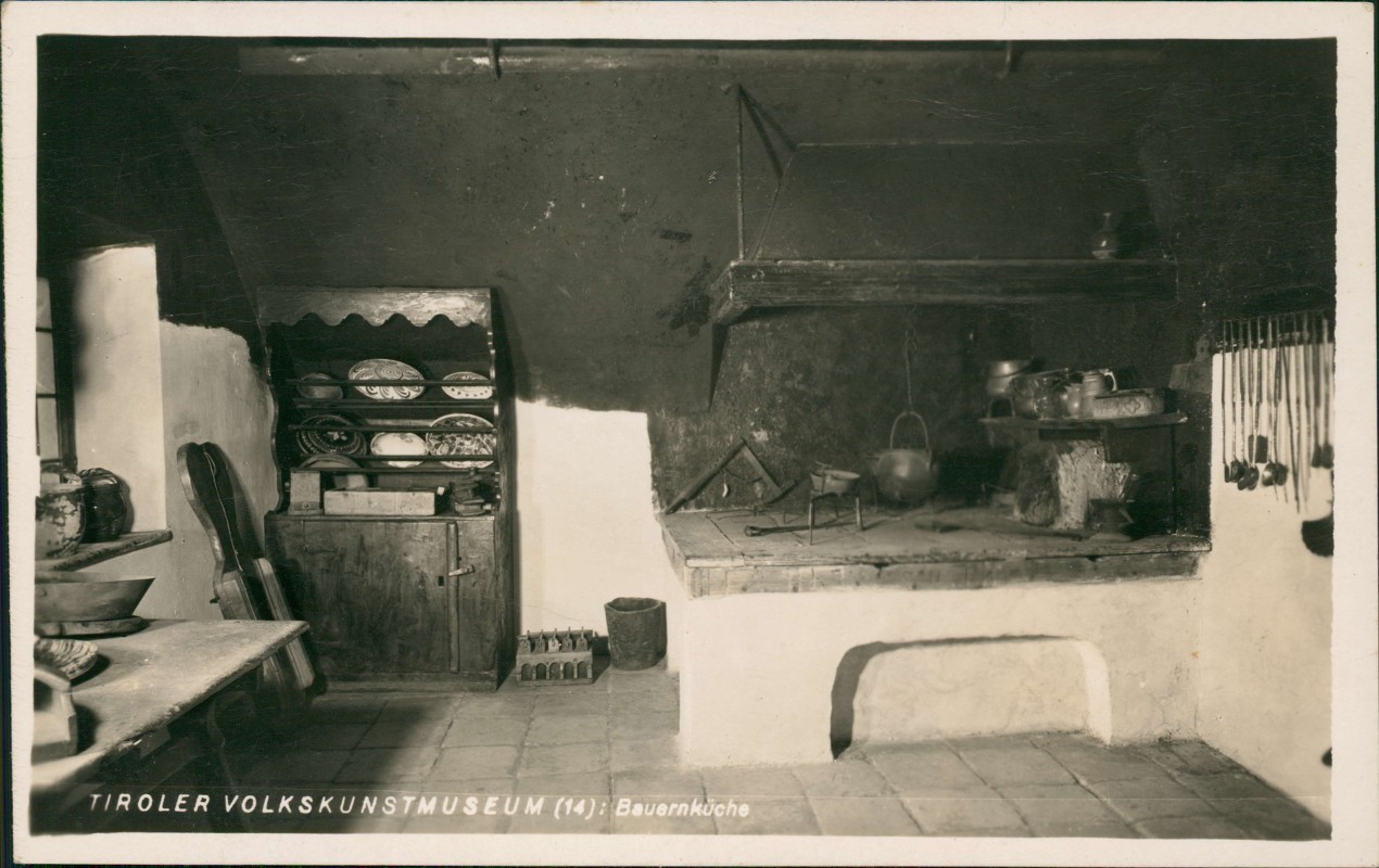 vergrößern: Bildseite historische Ansichtskarte von 1930: TIROLER VOLKSKUNSTMUSEUM (14): Bauernküche:: .Tirol